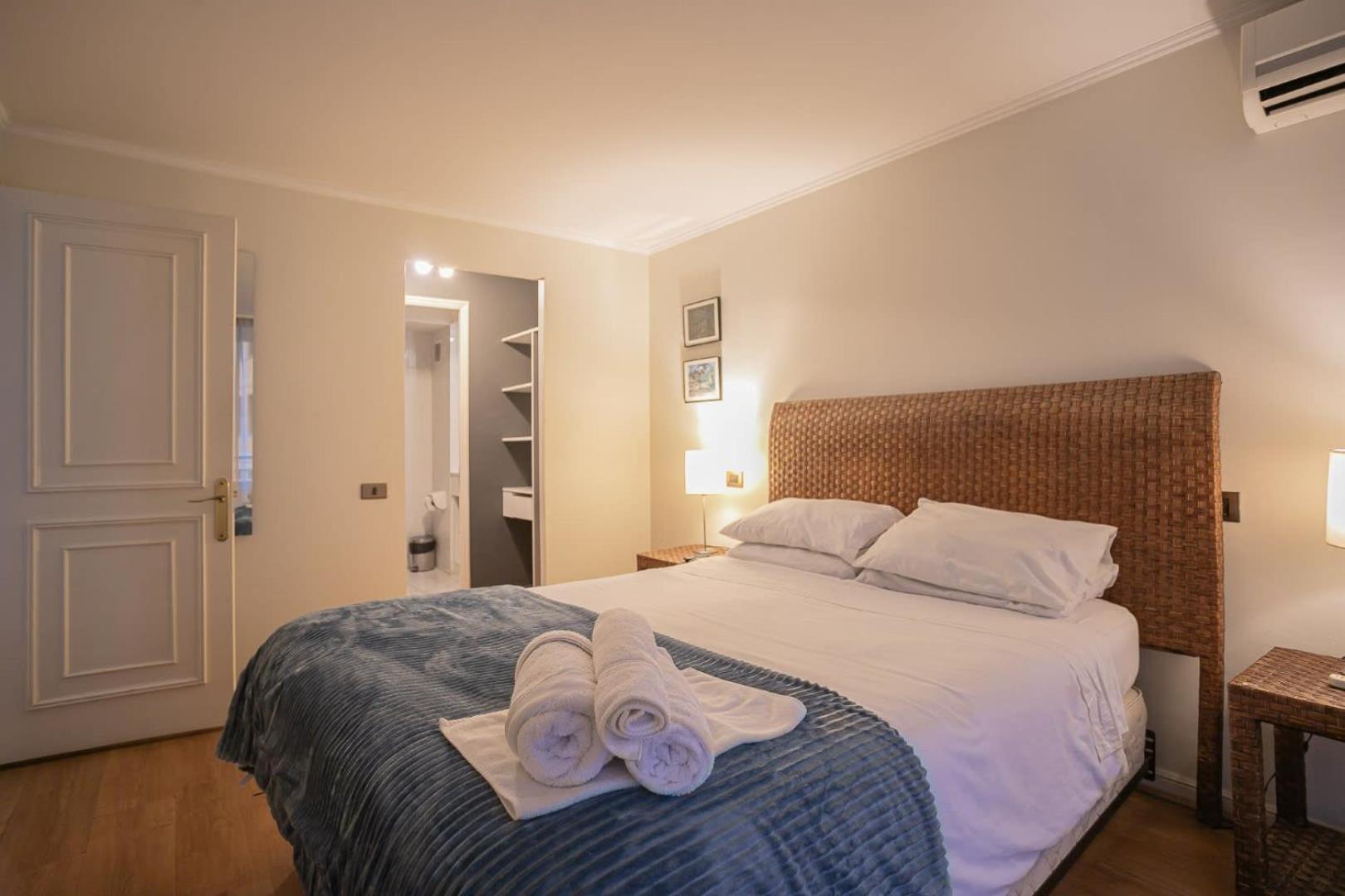 Elegant Steps Away From Costanera Center Appartamento